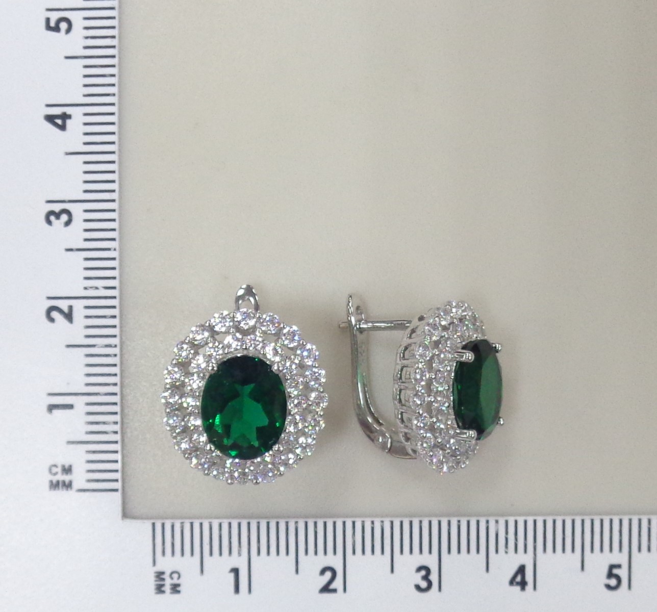 Серебряные серьги с выращенными изумрудами